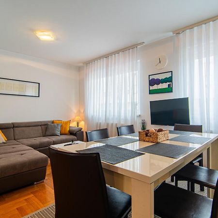 Flexible Selfcheckins 97 - Zagreb - Garden - Parking- Loggia - 2 Bedrooms Kültér fotó